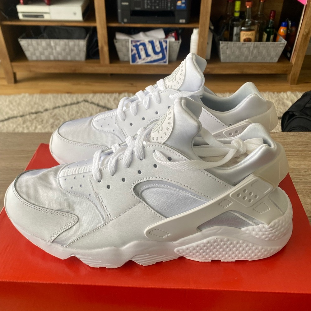 NIKE AIR HUARACHE SIZE 11.5 NEW WITH BOX